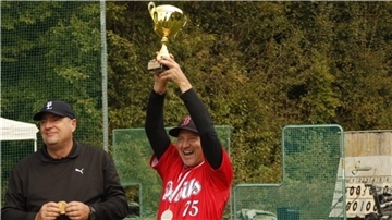 Torsten Gick (rechts), Trainer der Spaden Devils, stemmt den Meisterpokal für den Gewinn der Landesliga-Meisterschaft in die Höhe.