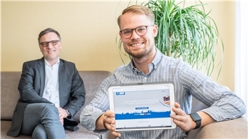Torsten Klose, Verlagsgeschäftsführer der NORDSEE-ZEITUNG (links), und Mitinitiator Marius Morck freuen sich über den Erfolg des Gutscheinportals „Heimatpräsent“.