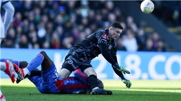 Torwart Liam Roberts wurde nach seinem Foul an Jean-Philippe Mateta lange gesperrt.