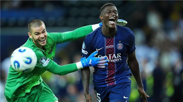 Torwart Lucas Chevalier (l) und Nuno Mendes von Paris Saint-Germain feiern den Supercup-Sieg gegen Tottenham Hotspur.