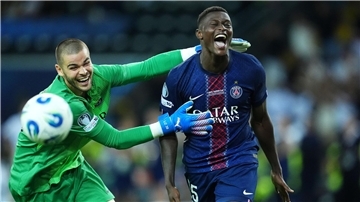 Torwart Lucas Chevalier (l) und Nuno Mendes von Paris Saint-Germain feiern den Supercup-Sieg gegen Tottenham Hotspur.