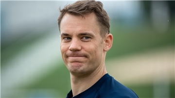 Torwart Manuel Neuer vom FC Bayern München hat seine Hautkrebs-Erkrankung öffentlich gemacht. Er musste bereits dreimal im Gesicht operiert werden.