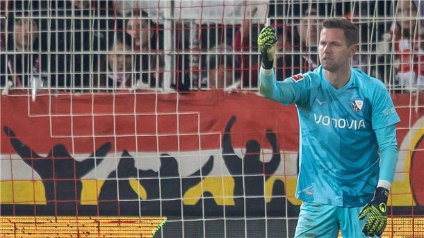 Torwart Patrick Drewes vom VfL Bochum wurde von einem Feuerzeug am Kopf getroffen.