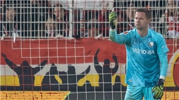 Torwart Patrick Drewes vom VfL Bochum wurde von einem Feuerzeug am Kopf getroffen.