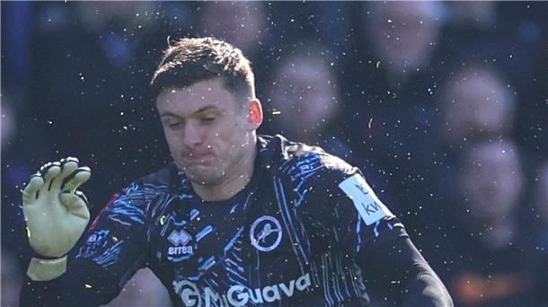 Sperre nach Brutalo-Foul von Millwall-Keeper verlängert Torwart Roberts hatte Stürmer Mateta von Crystal Palace mit dem Fuß am Kopf getroffen.