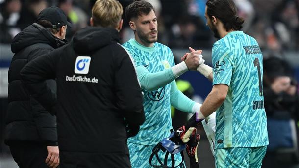 Startelf-Debüt mit 31: Müllers Bundesliga-Premiere Torwartwechsel beim VfL Wolfsburg: Marius Müller (M) muss den verletzten Kamil Grabara ersetzen.