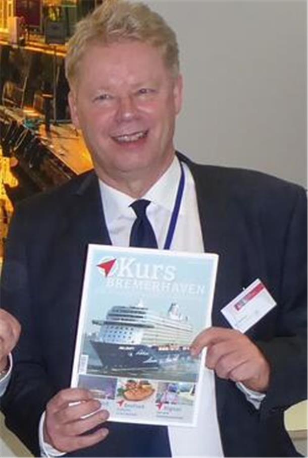 Tourismus-Chef Dr. Ralf Meyer präsentiert das Kreuzfahrt-Magazin.