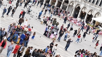 Touristen auf dem den Markusplatz in Venedig.