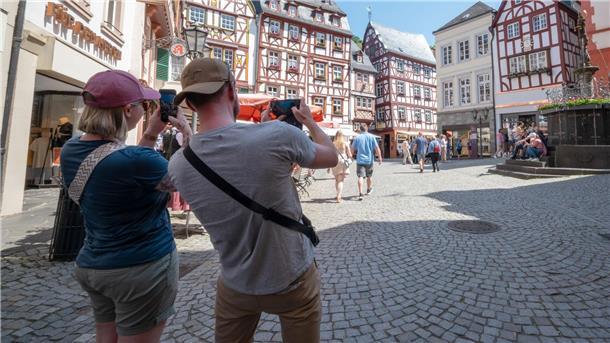 Touristen im Fachwerk-Städtchen Bernkastel-Kues. Die Lust aufs Reisen ist ungebrochen.