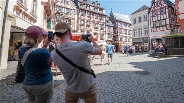 „Populärste Form des Glücks“ - Neuer Urlaubsrekord Touristen im Fachwerk-Städtchen Bernkastel-Kues. Die Lust aufs Reisen ist ungebrochen. (Archivbild)