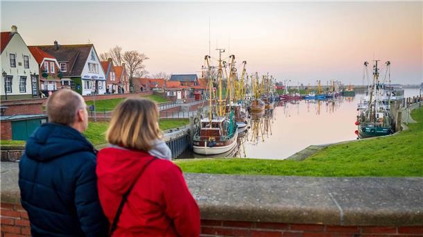 Personalmangel: Tourismusbranche sucht Fachkräfte Touristen schauen auf die Krabbenkutter am Hafen.