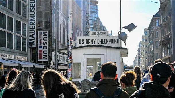 Ist Berlin out? Deutsche Hauptstadt kein Trendziel mehr Touristen sind am Kontrollhaus am Checkpoint Charlie vor dem „Mauermuseum - Museum Haus am Checkpoint Charlie“ zu sehen. (Archivbild)
