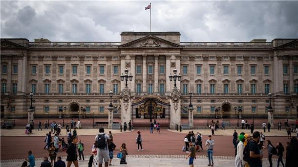 Touristen vor den Toren des Buckingham-Palast, der in wenigen Wochen schließt.
