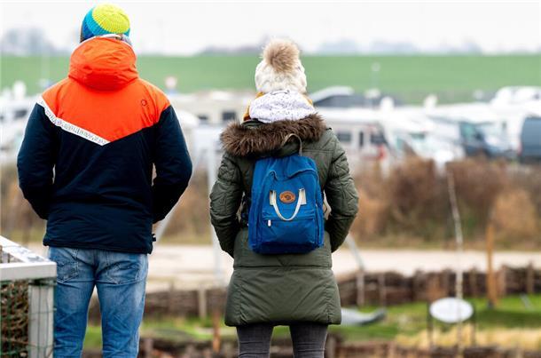 Deshalb machen sich Niedersachsens Touristiker vor dem Winter Sorgen Urlauber blicken an der Nordsee vom Deich aus auf Wohnmobile.