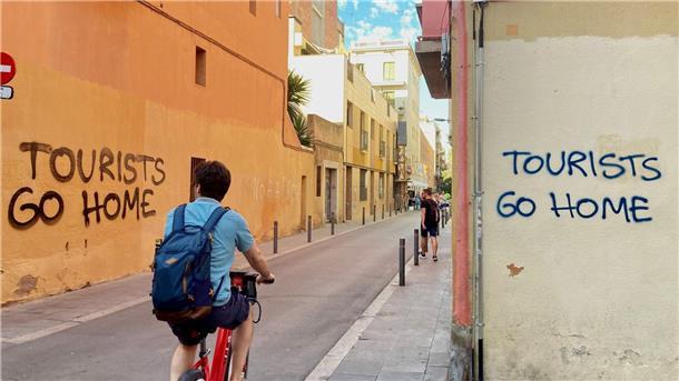 Massentourismus versetzt immer mehr Spanier in Rage „Tourists Go Home“-Parolen im Künstlerviertel Vila de Gràcia in Barcelona.