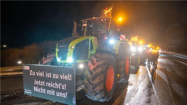 Bauern protestieren mit Demos und Blockaden Tracktoren an der Auffahrt zur Autobahn A20 Grimmen-Ost (Mecklenburg-Vorpommern).