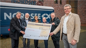 Traditionsspende (von links): Martin Engelking (Deutsche See), Werner Ludwig-Dalkner (Lebenshilfe Cuxhaven), Gisela Tresch (Lebenshilfe Bremerhaven), Alexandra Porwoll (FFI), Kai Bordel („Nordsee“) und Thomas Fahse (Lebenshilfe Kreis Wesermünde).