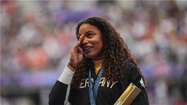 Sportler des Jahres: Märtens und Ogunleye favorisiert Tränen der Freuden verdrückte Kugelstoß-Olympiasiegerin Yemisi Ogunleye.