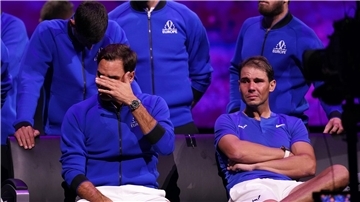 Tränen zum Abschied: Roger Federer (l) und Rafael Nadal.