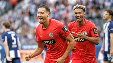 Traf doppelt für Elversberg: Younes Ebnoutalib (l).