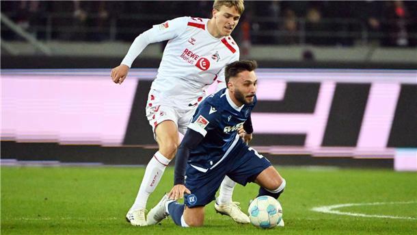 Kurioses Eigentor: Nächster Kölner Rückschlag beim KSC Traf entscheidend ins eigene Tor: Kölns Kapitän Timo Hübers (l.).