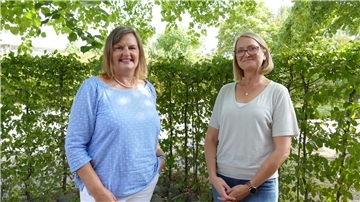 Anja Gärtner, Gleichstellungsbeauftragte der Gemeinde Loxstedt, und Karin Juliane Hansen-Baird, Gleichstellungsbeauftragte des Landkreises Cuxhaven, lächeln in die Kamera.
