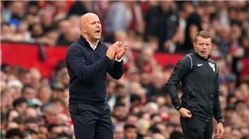 Trainer Arne Slot steht mit dem FC Liverpool nach sechs Premier-League-Spielen an der Tabellenspitze.