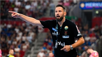 Trainer Bennet Wiegert vom SC Magdeburg berührt der Anschlag immer noch sehr