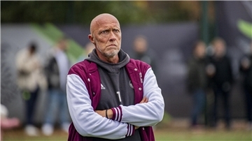 Trainer Björn Böning verschränkt die Arme