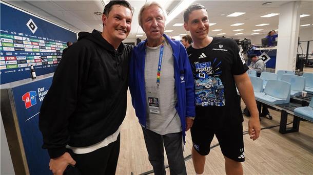 Trainer-Duo mit Legende: HSV-Trainer Merlin Polzin (l), Co-Trainer Loic Favé (r) und Nachwuchsdirektor Horst Hrubesch. 