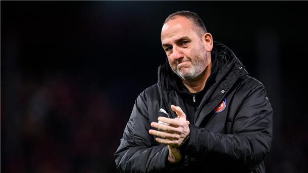 „God save the King“ - Schmidt witzelt über Bizeps Trainer Frank Schmidt wechselt mit dem 1. FC Heidenheim nun schnell den Fokus aufs Spiel gegen Frankfurt.