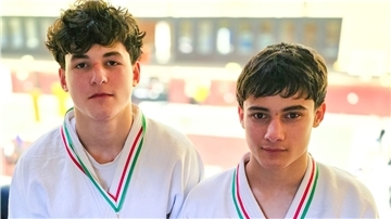 Zwei Judoka blicken in die Kamera.