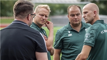 Trainer Joshua von Glahn (2. v. li.) kann mit der Leistung seiner Mannschaft nicht zufrieden sein.