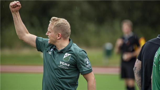 Trainer Joshua von Glahn treibt die Spieler des FC Hagen/Uthlede an. Am Sonntag soll ein Heimsieg gegen den MTV Treubund Lüneburg her.
