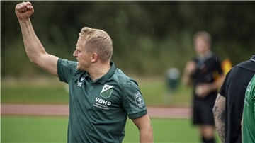 Trainer Joshua von Glahn treibt die Spieler des FC Hagen/Uthlede an. Am Sonntag soll ein Heimsieg gegen den MTV Treubund Lüneburg her.