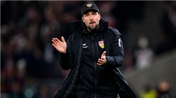 Trainer Sebastian Hoeneß und der VfB kämpfen um das Weiterkommen in der Champions League.