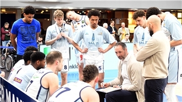 Trainer Steven Esterkamp stellt seine Mannschaft in einer Auszeit neu ein. Die Eisbären Bremerhaven fordern in der ÖVB-Arena in Bremen den ProA-Tabellenführer Science City Jena heraus.