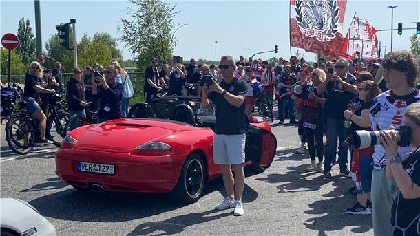 Trainer Thomas Popiesch macht ein Erinnerungsfoto.