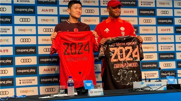 Der Star in Seoul: Gastgeber Kim überrascht Bayern-Kollegen Trainer Vincent Kompany (r) und Minjae Kim vor dem Testspiel gegen Tottenham Hotspur im World Cup Stadium.