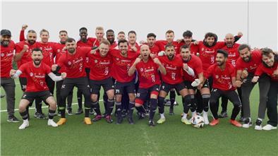 Trainer Yusuf Sahin (links) und seine Mannschaft feiern den Aufstieg in die Landesliga