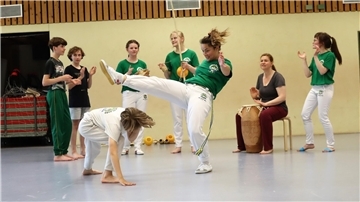 Trainerin Maria Gubernatis spielt mit ihrem Capoeira-Schüler Cord. Seit etwa einem Jahr unterrichtet die Lehrerin für Religion und Englisch die brasilianische Kampfkunst in Tarmstedt.