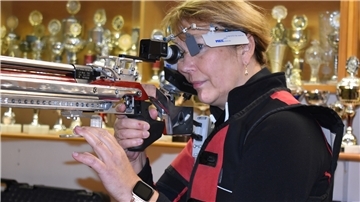 Sportschützin Katja Alpers vom SV Altluneberg am Luftgewehr. 