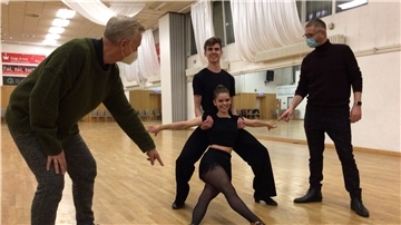 Nach der Absage ist vor der Deutschen Training unter Corona-Bedingungen: TSG-Präsident Horst Beer (links) und Trainer Dirk Buchmann (rechts) mit Levin Haack und Claudia Zwanzig, die gemeinsam im A-Team tanzen.