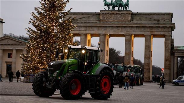 Traktor vor einem Weihnachtsbaum am Brandenburger Tor. Nach Verbandsangaben würden der Landwirtschaftsbranche mit den geplanten Streichungen fast eine Milliarde Euro entzogen.