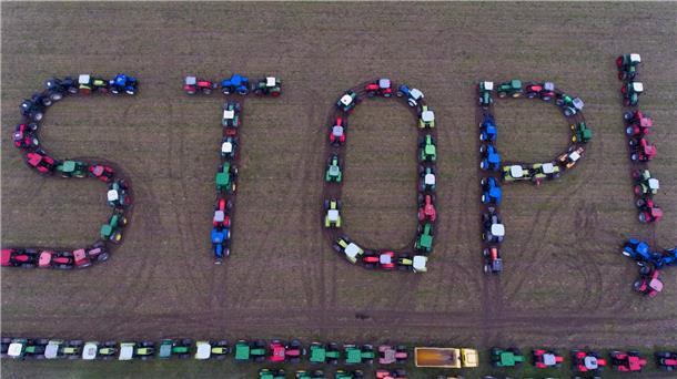 Traktoren bilden bei einer Protestaktion von französsichen Landwirten das Wort „STOP“.