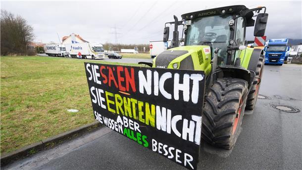 Traktoren-Protest bei Edeka-Lager in Lauenau beendet Traktoren blockieren eine Zufahrt zu einem Lager des Einzelhandelsunternehmens Edeka in der Nähe der Autobahn A2 im Landkreis Schaumburg.