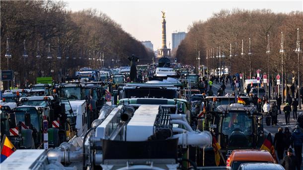 Bauern protestieren mit Demos und Blockaden Traktoren und Lastwagen auf der Straße des 17. Juni in Berlin vor der Kulisse der Siegessäule.