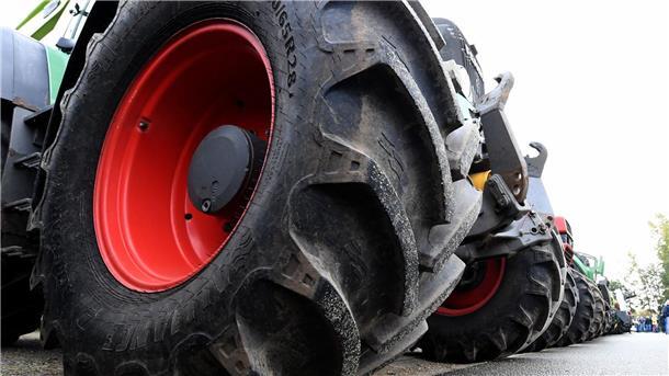 Traktoren von demonstrierenden Landwirten stehen am Treffpunkt einer Sternfahrt.