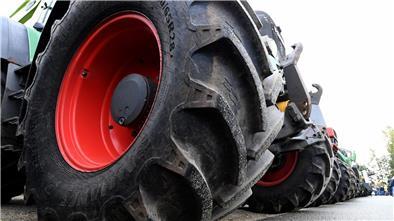 Traktoren von demonstrierenden Landwirten stehen am Treffpunkt einer Sternfahrt.