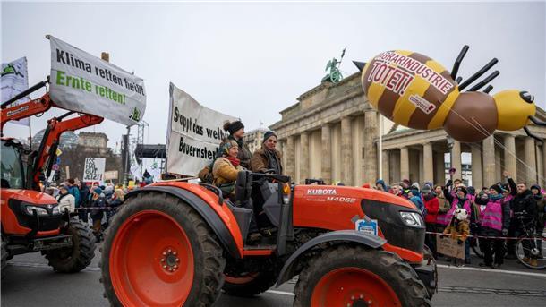 Mit Treckern für Tierschutz - Appell für Kampf gegen Hunger Traktoren vor dem Brandenburger Tor.